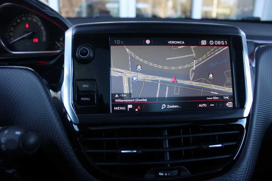 Peugeot 2008 1.2 130PK GT-LINE | PANORAMA DAK | GRIP CONTROL | CRUISE CONTROL | DAB+ RADIO | APPLE CARPLAY/ANDROID AUTO | NAVIGATIE | ACHTERUITRIJ CAMERA | 17" LICHTMETALEN VELGEN "BLACK" | CLIMATE CONTROL | PARKEERSENSOREN VOOR + ACHTER | GETINTE ACHTERRUITEN | ZWARTE DAK RELING |