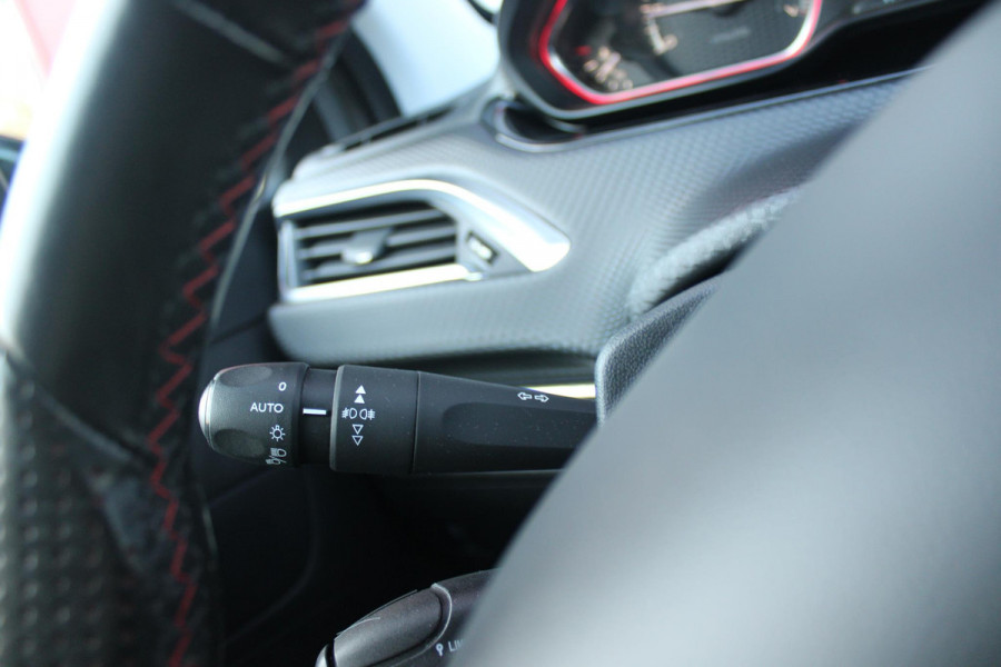 Peugeot 2008 1.2 130PK GT-LINE | PANORAMA DAK | GRIP CONTROL | CRUISE CONTROL | DAB+ RADIO | APPLE CARPLAY/ANDROID AUTO | NAVIGATIE | ACHTERUITRIJ CAMERA | 17" LICHTMETALEN VELGEN "BLACK" | CLIMATE CONTROL | PARKEERSENSOREN VOOR + ACHTER | GETINTE ACHTERRUITEN | ZWARTE DAK RELING |