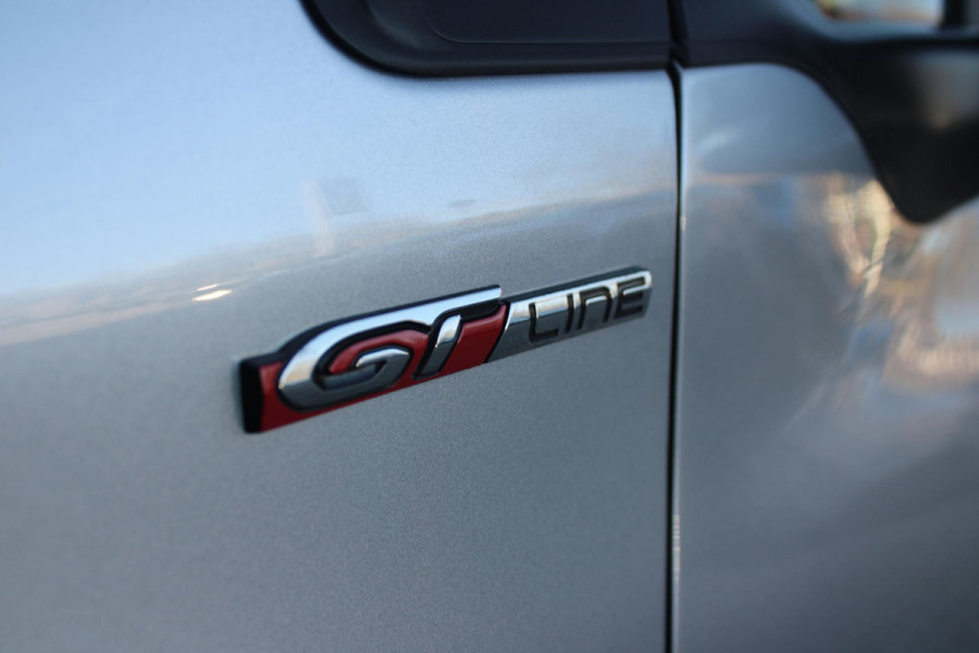 Peugeot 2008 1.2 130PK GT-LINE | PANORAMA DAK | GRIP CONTROL | CRUISE CONTROL | DAB+ RADIO | APPLE CARPLAY/ANDROID AUTO | NAVIGATIE | ACHTERUITRIJ CAMERA | 17" LICHTMETALEN VELGEN "BLACK" | CLIMATE CONTROL | PARKEERSENSOREN VOOR + ACHTER | GETINTE ACHTERRUITEN | ZWARTE DAK RELING |