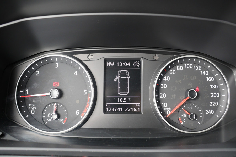 Volkswagen Transporter 2.0 TDI 150 PK L2H1 DC Highline | Marge | BTW & BPM Vrij | ACC | Navigatie | CarPlay | DAB | Trekhaak | Pdc V+A | Dubbel schuifdeur | NAP Logisch | NL Auto