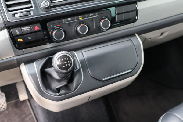 Volkswagen Transporter 2.0 TDI 150 PK L2H1 DC Highline | Marge | BTW & BPM Vrij | ACC | Navigatie | CarPlay | DAB | Trekhaak | Pdc V+A | Dubbel schuifdeur | NAP Logisch | NL Auto