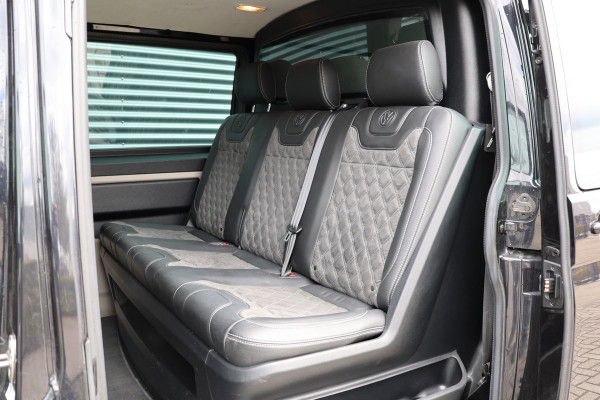 Volkswagen Transporter 2.0 TDI 150 PK L2H1 DC Highline | Marge | BTW & BPM Vrij | ACC | Navigatie | CarPlay | DAB | Trekhaak | Pdc V+A | Dubbel schuifdeur | NAP Logisch | NL Auto