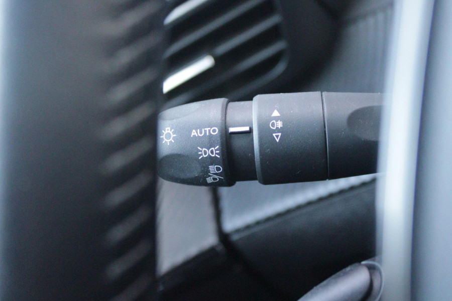 Peugeot 2008 1.2 100PK ALLURE PACK | ACHTERUITRIJ CAMERA | NAVIGATIE | APPLE CARPLAY/ANDROID AUTO | CRUISE CONTROL | DAB+ RADIO | KEYLESS START | CLIMATE CONTROL | ZWART DAK | 3-D COCKPIT | LED KOPLAMPEN | LICHTMETALEN VELGEN 17" |