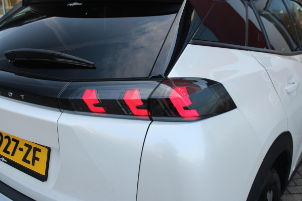 Peugeot 2008 1.2 100PK ALLURE PACK | ACHTERUITRIJ CAMERA | NAVIGATIE | APPLE CARPLAY/ANDROID AUTO | CRUISE CONTROL | DAB+ RADIO | KEYLESS START | CLIMATE CONTROL | ZWART DAK | 3-D COCKPIT | LED KOPLAMPEN | LICHTMETALEN VELGEN 17" |