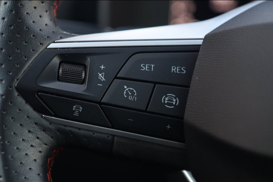 Seat Leon 1.5 eTSI FR / ACC / KEYLESS / CAMERA / SFEERVER. / CARPLAY