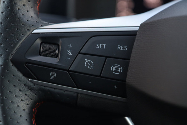 Seat Leon 1.5 eTSI FR / ACC / KEYLESS / CAMERA / SFEERVER. / CARPLAY