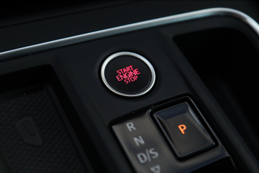 Seat Leon 1.5 eTSI FR / ACC / KEYLESS / CAMERA / SFEERVER. / CARPLAY