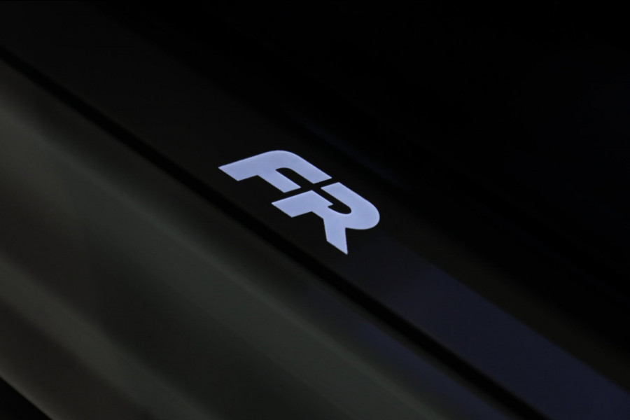 Seat Leon 1.5 eTSI FR / ACC / KEYLESS / CAMERA / SFEERVER. / CARPLAY