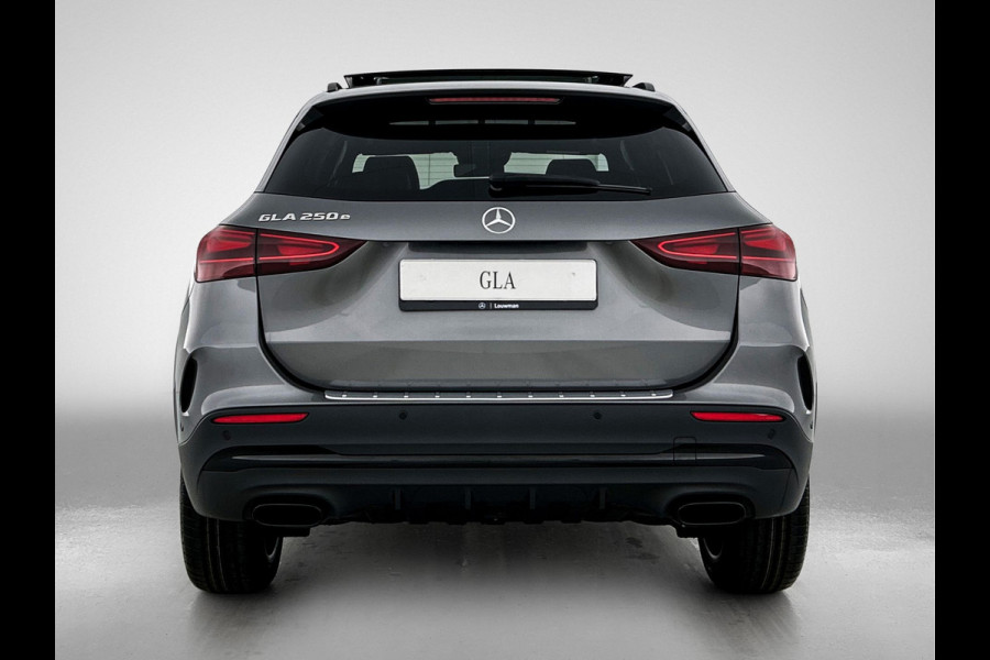 Mercedes-Benz GLA 250 e Business Solution AMG | Premium Plus pakket | Panoramaschuifdak | Kofferdrempel in chroom | Dakrailing | Stuurschakelpaddles | Smartphone Integratie |