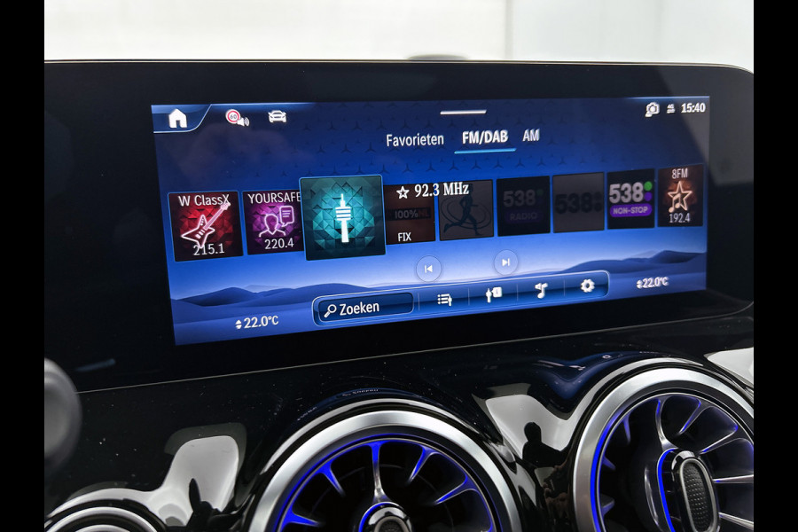 Mercedes-Benz GLA 250 e Business Solution AMG | Premium Plus pakket | Panoramaschuifdak | Kofferdrempel in chroom | Dakrailing | Stuurschakelpaddles | Smartphone Integratie |