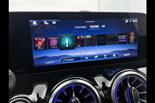 Mercedes-Benz GLA 250 e Business Solution AMG | Premium Plus pakket | Panoramaschuifdak | Kofferdrempel in chroom | Dakrailing | Stuurschakelpaddles | Smartphone Integratie |