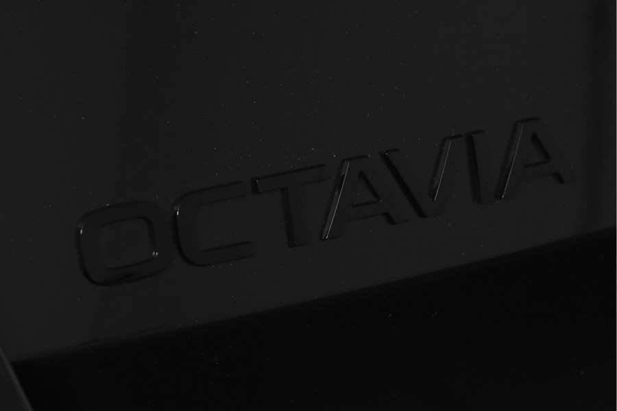 Škoda Octavia Combi 1.5 TSI MHEV 150 PK Sportline Tour | Elek. Trekhaak | Matrix Led | Adapt. Cruise | Winterpakket | 13 inch Navi | Camera | NAV + App. Connect | ECC | Elek. Klep | LM 18" | 1414