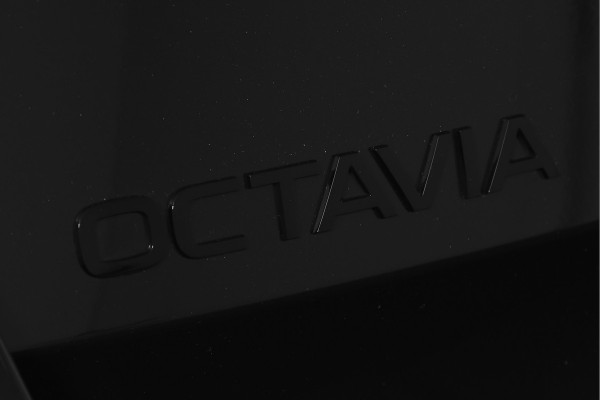 Škoda Octavia Combi 1.5 TSI MHEV 150 PK Sportline Tour | Elek. Trekhaak | Matrix Led | Adapt. Cruise | Winterpakket | 13 inch Navi | Camera | NAV + App. Connect | ECC | Elek. Klep | LM 18" | 1414