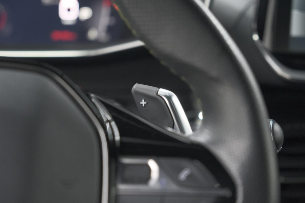 Peugeot 208 PureTech 100 EAT8 GT | Camera | Dodehoekdetectie | Navigatie | Apple Carplay