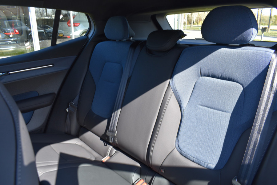Volvo EX30 Extended Range Plus 69 kWh | Blis | Camera Achter | Elektr. Achterklep | 19'' | PDC V+A