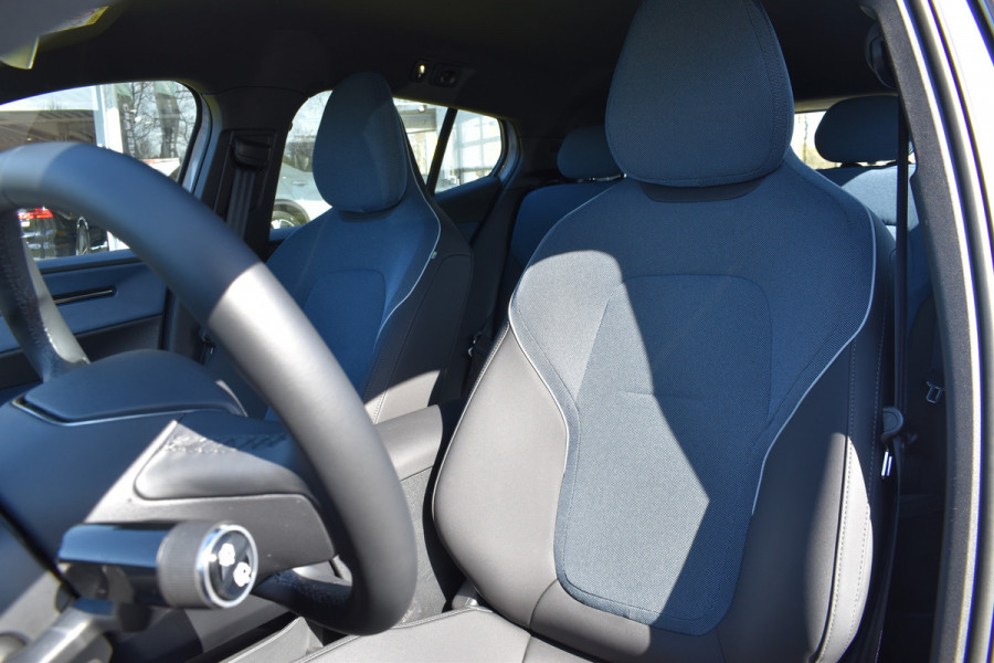Volvo EX30 Extended Range Plus 69 kWh | Blis | Camera Achter | Elektr. Achterklep | 19'' | PDC V+A
