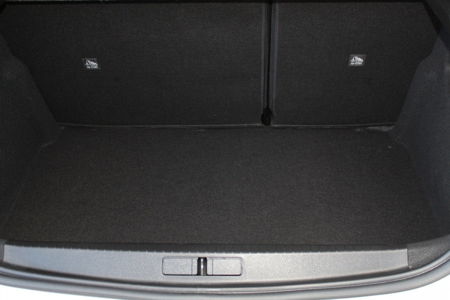 Opel Corsa 1.2-100pk Turbo GS Line. Erg mooie sportieve wagen, slechts 23.500 ! Panoramadak, Lane- en side assist, Telefoonvoorb., Cruise Cntrl, LED verl., PDC v+a, LM wielen, Climate Control,  Navigatie by Apple/Android, Stoel- en stuurwiel verwarming etc.