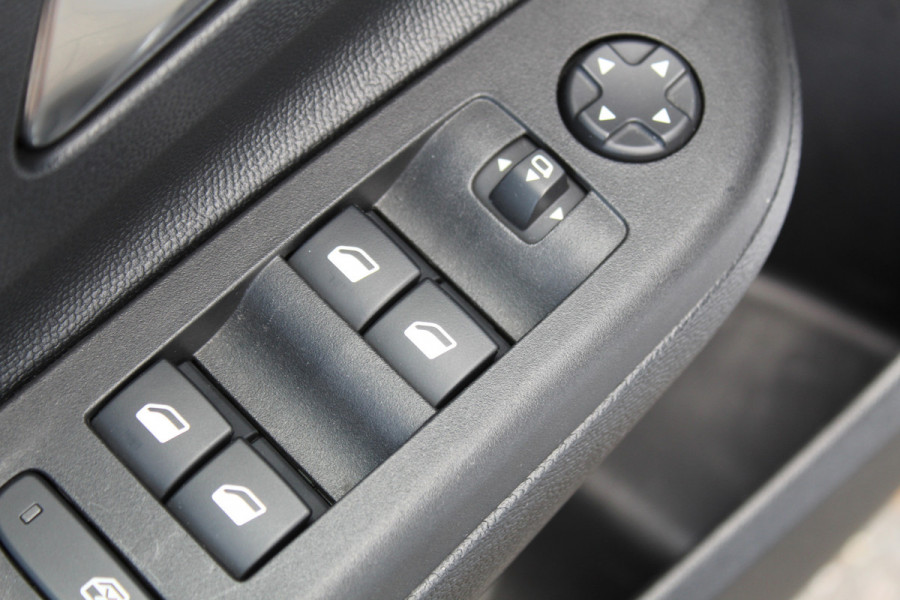 Opel Corsa 1.2-100pk Turbo GS Line. Erg mooie sportieve wagen, slechts 23.500 ! Panoramadak, Lane- en side assist, Telefoonvoorb., Cruise Cntrl, LED verl., PDC v+a, LM wielen, Climate Control,  Navigatie by Apple/Android, Stoel- en stuurwiel verwarming etc.