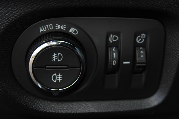 Opel Corsa 1.2-100pk Turbo GS Line. Erg mooie sportieve wagen, slechts 23.500 ! Panoramadak, Lane- en side assist, Telefoonvoorb., Cruise Cntrl, LED verl., PDC v+a, LM wielen, Climate Control,  Navigatie by Apple/Android, Stoel- en stuurwiel verwarming etc.