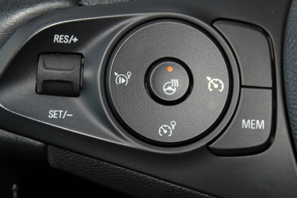 Opel Corsa 1.2-100pk Turbo GS Line. Erg mooie sportieve wagen, slechts 23.500 ! Panoramadak, Lane- en side assist, Telefoonvoorb., Cruise Cntrl, LED verl., PDC v+a, LM wielen, Climate Control,  Navigatie by Apple/Android, Stoel- en stuurwiel verwarming etc.