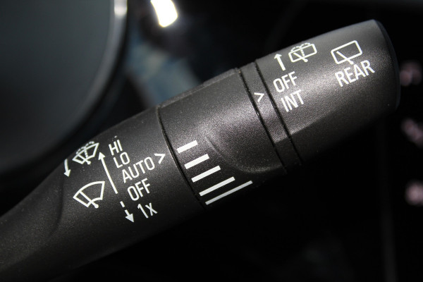 Opel Corsa 1.2-100pk Turbo GS Line. Erg mooie sportieve wagen, slechts 23.500 ! Panoramadak, Lane- en side assist, Telefoonvoorb., Cruise Cntrl, LED verl., PDC v+a, LM wielen, Climate Control,  Navigatie by Apple/Android, Stoel- en stuurwiel verwarming etc.