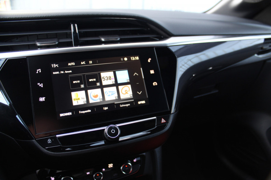 Opel Corsa 1.2-100pk Turbo GS Line. Erg mooie sportieve wagen, slechts 23.500 ! Panoramadak, Lane- en side assist, Telefoonvoorb., Cruise Cntrl, LED verl., PDC v+a, LM wielen, Climate Control,  Navigatie by Apple/Android, Stoel- en stuurwiel verwarming etc.