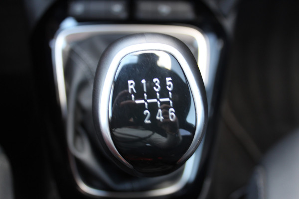 Opel Corsa 1.2-100pk Turbo GS Line. Erg mooie sportieve wagen, slechts 23.500 ! Panoramadak, Lane- en side assist, Telefoonvoorb., Cruise Cntrl, LED verl., PDC v+a, LM wielen, Climate Control,  Navigatie by Apple/Android, Stoel- en stuurwiel verwarming etc.