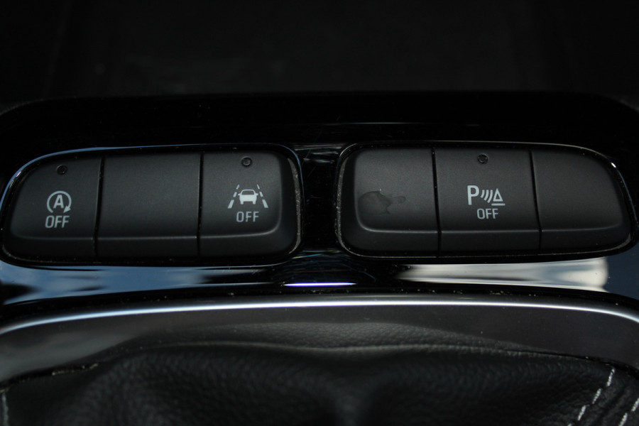 Opel Corsa 1.2-100pk Turbo GS Line. Erg mooie sportieve wagen, slechts 23.500 ! Panoramadak, Lane- en side assist, Telefoonvoorb., Cruise Cntrl, LED verl., PDC v+a, LM wielen, Climate Control,  Navigatie by Apple/Android, Stoel- en stuurwiel verwarming etc.