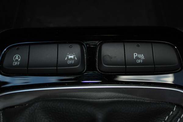 Opel Corsa 1.2-100pk Turbo GS Line. Erg mooie sportieve wagen, slechts 23.500 ! Panoramadak, Lane- en side assist, Telefoonvoorb., Cruise Cntrl, LED verl., PDC v+a, LM wielen, Climate Control,  Navigatie by Apple/Android, Stoel- en stuurwiel verwarming etc.