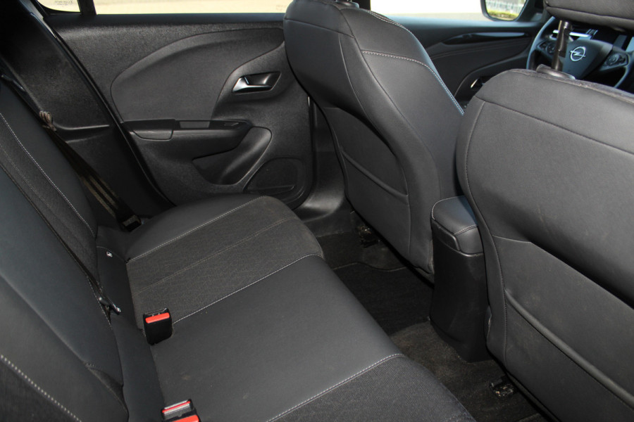 Opel Corsa 1.2-100pk Turbo GS Line. Erg mooie sportieve wagen, slechts 23.500 ! Panoramadak, Lane- en side assist, Telefoonvoorb., Cruise Cntrl, LED verl., PDC v+a, LM wielen, Climate Control,  Navigatie by Apple/Android, Stoel- en stuurwiel verwarming etc.