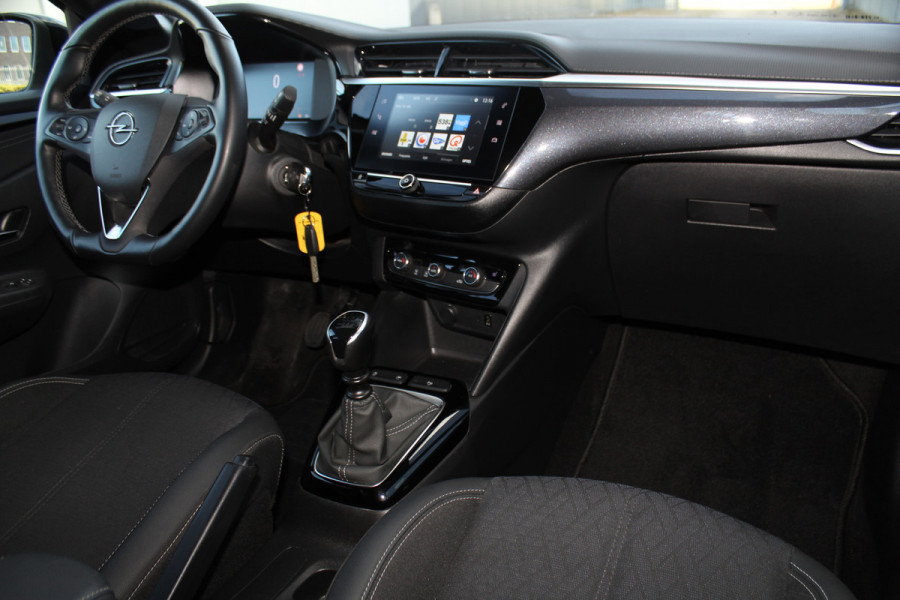 Opel Corsa 1.2-100pk Turbo GS Line. Erg mooie sportieve wagen, slechts 23.500 ! Panoramadak, Lane- en side assist, Telefoonvoorb., Cruise Cntrl, LED verl., PDC v+a, LM wielen, Climate Control,  Navigatie by Apple/Android, Stoel- en stuurwiel verwarming etc.