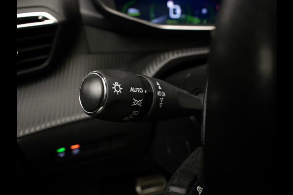 Peugeot 2008 1.2 PureTech GT Pack Sport (PANORAMADAK,APPLE CARPLAY,NAVI,CAMERA,STOELVERWARMING,GETINT,LEDER/ALCANTARA,LM VELGEN)