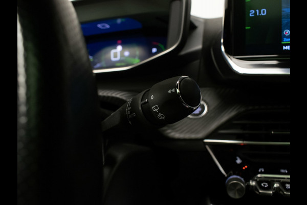 Peugeot 2008 1.2 PureTech GT Pack Sport (PANORAMADAK,APPLE CARPLAY,NAVI,CAMERA,STOELVERWARMING,GETINT,LEDER/ALCANTARA,LM VELGEN)
