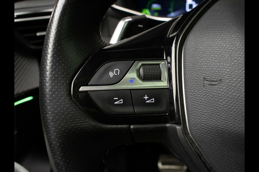 Peugeot 2008 1.2 PureTech GT Pack Sport (PANORAMADAK,APPLE CARPLAY,NAVI,CAMERA,STOELVERWARMING,GETINT,LEDER/ALCANTARA,LM VELGEN)