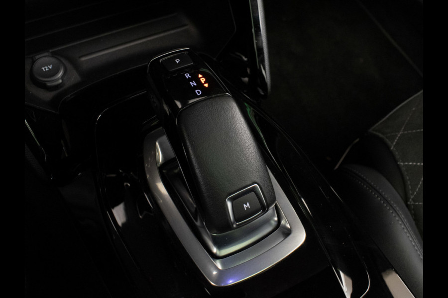 Peugeot 2008 1.2 PureTech GT Pack Sport (PANORAMADAK,APPLE CARPLAY,NAVI,CAMERA,STOELVERWARMING,GETINT,LEDER/ALCANTARA,LM VELGEN)