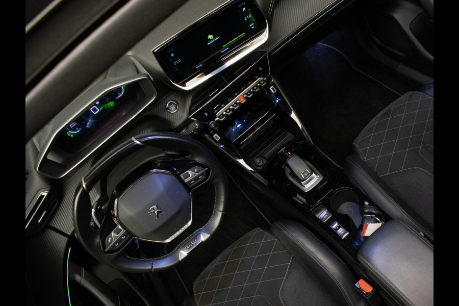 Peugeot 2008 1.2 PureTech GT Pack Sport (PANORAMADAK,APPLE CARPLAY,NAVI,CAMERA,STOELVERWARMING,GETINT,LEDER/ALCANTARA,LM VELGEN)