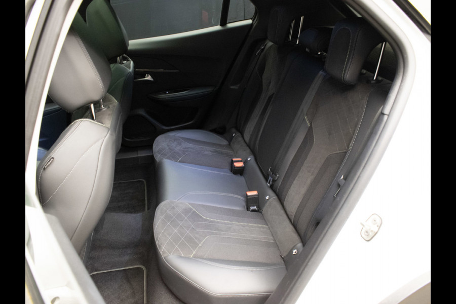 Peugeot 2008 1.2 PureTech GT Pack Sport (PANORAMADAK,APPLE CARPLAY,NAVI,CAMERA,STOELVERWARMING,GETINT,LEDER/ALCANTARA,LM VELGEN)