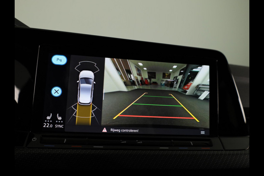 Volkswagen Golf 1.5 TSI R-Line 130 PK | LED Plus | Parkeer camera | Navigatie | Keyless entry | Stoel- en stuurverwarming |