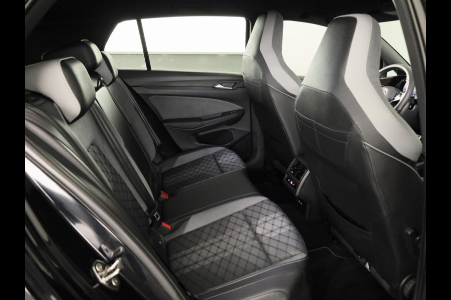 Volkswagen Golf 1.5 TSI R-Line 130 PK | LED Plus | Parkeer camera | Navigatie | Keyless entry | Stoel- en stuurverwarming |