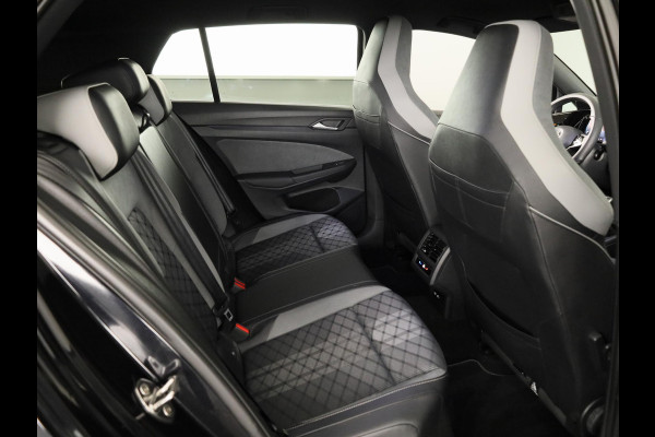 Volkswagen Golf 1.5 TSI R-Line 130 PK | LED Plus | Parkeer camera | Navigatie | Keyless entry | Stoel- en stuurverwarming |