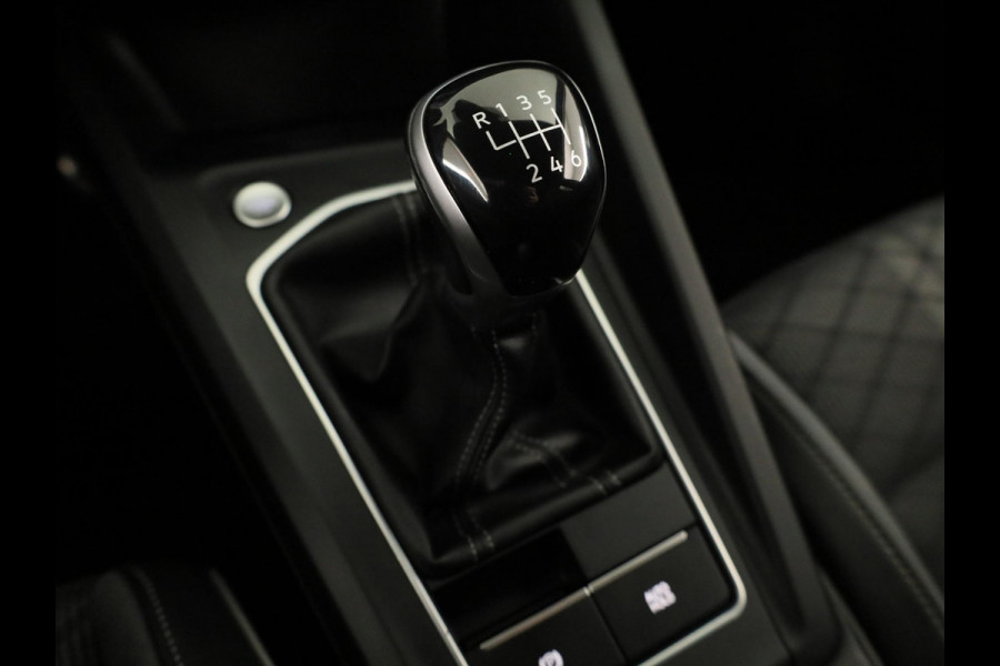 Volkswagen Golf 1.5 TSI R-Line 130 PK | LED Plus | Parkeer camera | Navigatie | Keyless entry | Stoel- en stuurverwarming |