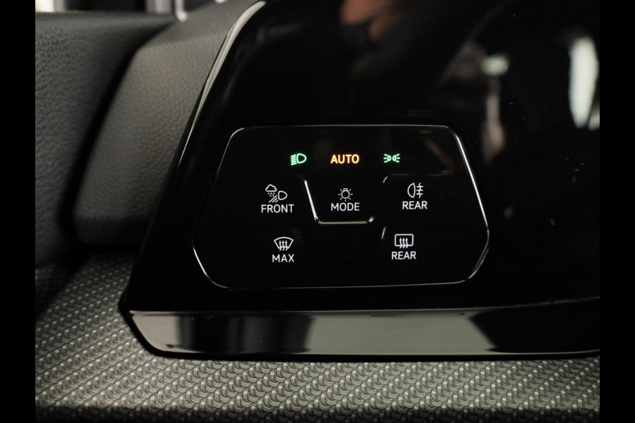 Volkswagen Golf 1.5 TSI R-Line 130 PK | LED Plus | Parkeer camera | Navigatie | Keyless entry | Stoel- en stuurverwarming |