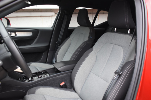 Volvo XC40 T4 211PK Automaat Plug-in hybrid Plus Bright / Navigatie / Cruise control / Harman Kardon / Stuur- & Stoelverwarming / Elektrische achterklep / Achteruitrijcamera / Elektrische stoelverst. met geheugen / Extra getint glas