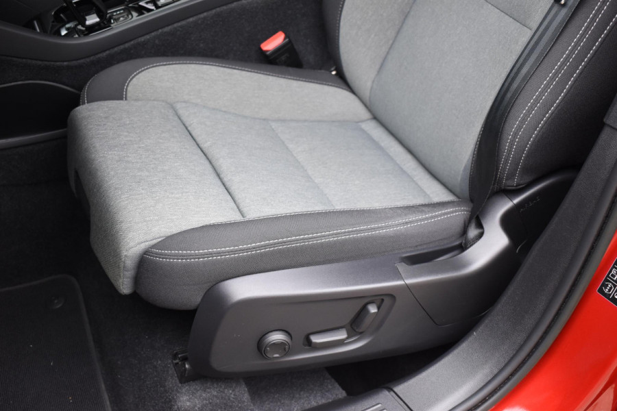 Volvo XC40 T4 211PK Automaat Plug-in hybrid Plus Bright / Navigatie / Cruise control / Harman Kardon / Stuur- & Stoelverwarming / Elektrische achterklep / Achteruitrijcamera / Elektrische stoelverst. met geheugen / Extra getint glas