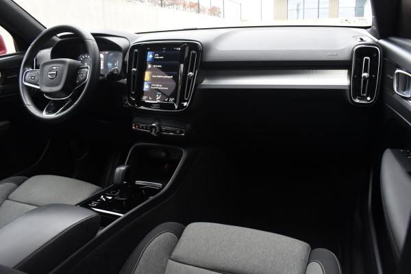 Volvo XC40 T4 211PK Automaat Plug-in hybrid Plus Bright / Navigatie / Cruise control / Harman Kardon / Stuur- & Stoelverwarming / Elektrische achterklep / Achteruitrijcamera / Elektrische stoelverst. met geheugen / Extra getint glas