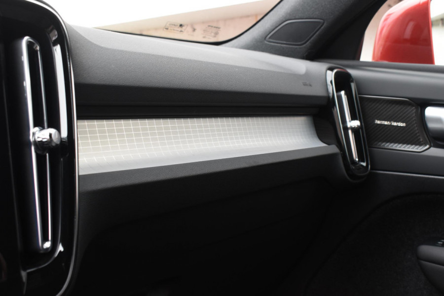 Volvo XC40 T4 211PK Automaat Plug-in hybrid Plus Bright / Navigatie / Cruise control / Harman Kardon / Stuur- & Stoelverwarming / Elektrische achterklep / Achteruitrijcamera / Elektrische stoelverst. met geheugen / Extra getint glas