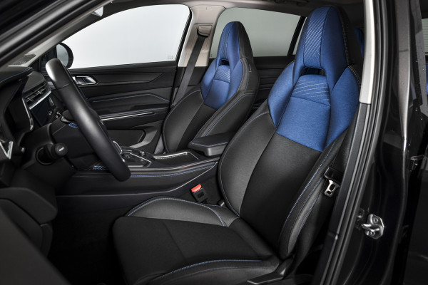 Lynk & Co 01 1.5 PHEV 261PK MY22 | 360 Camera | 7.4 KWH Boordlader |S/K-panodak | Adapt. Cruise | Memory | Elek. klep | LM 20" | 9009