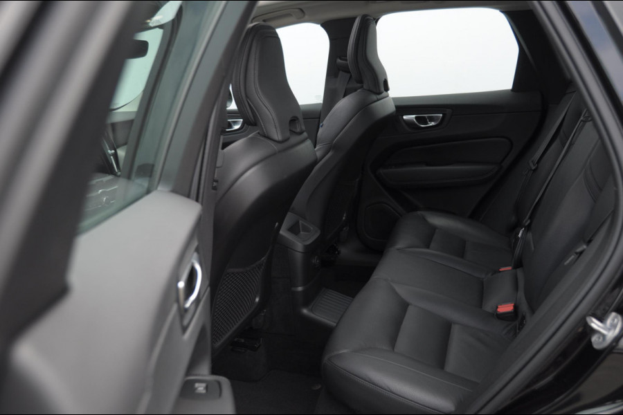Volvo XC60 T6 350PK Automaat Plug-in hybrid AWD Plus Bright Panoramisch schuif-kanteldak / Google infotainment / Lederen bekleding / Parkeersensoren voor en achter met parkeercamera / Road Sign information / Cruise Control