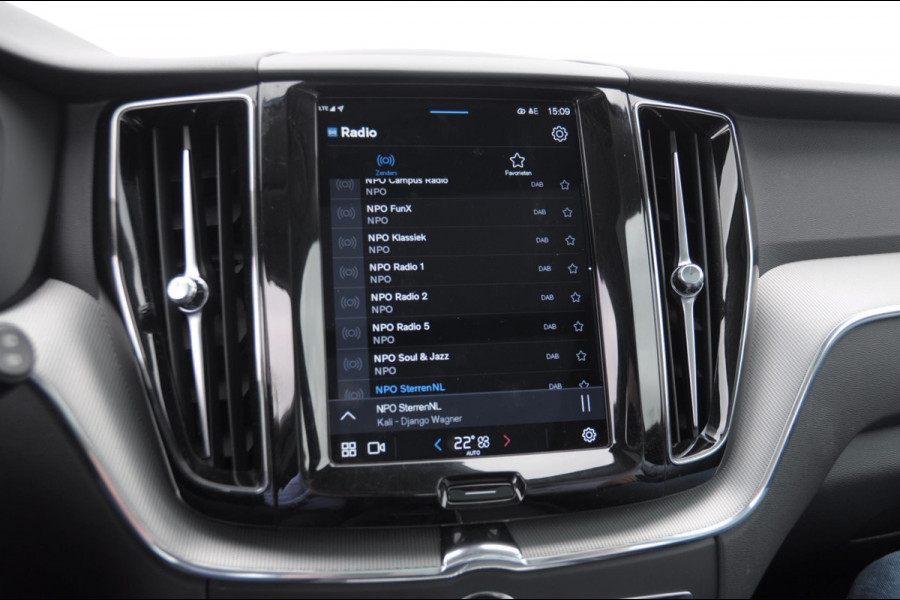 Volvo XC60 T6 350PK Automaat Plug-in hybrid AWD Plus Bright Panoramisch schuif-kanteldak / Google infotainment / Lederen bekleding / Parkeersensoren voor en achter met parkeercamera / Road Sign information / Cruise Control