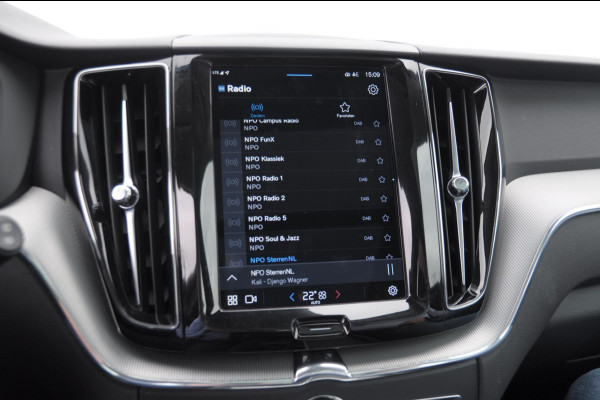 Volvo XC60 T6 350PK Automaat Plug-in hybrid AWD Plus Bright Panoramisch schuif-kanteldak / Google infotainment / Lederen bekleding / Parkeersensoren voor en achter met parkeercamera / Road Sign information / Cruise Control